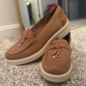 Sketchers size 8 Women's Tan Loafers
